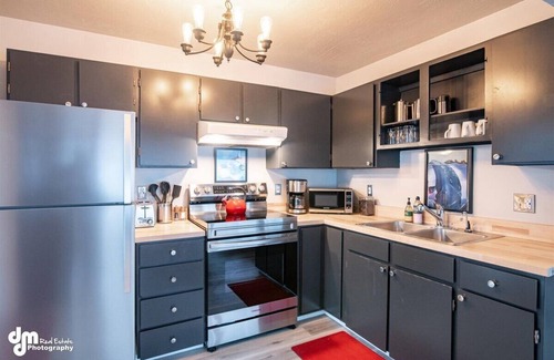 Alyeska Cabina | Cozy Cabin with a Hot Tub! Walk to the Ski Lifts.