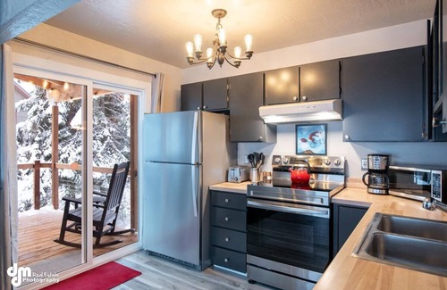 Alyeska Cabina | Cozy Cabin with a Hot Tub! Walk to the Ski Lifts.