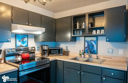 Alyeska Cabina | Cozy Cabin with a Hot Tub! Walk to the Ski Lifts.