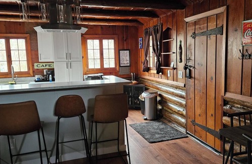 Camano Island Cabina | Cozy cabin with AC & WiFi in charming Camano Island. Walk to beach.