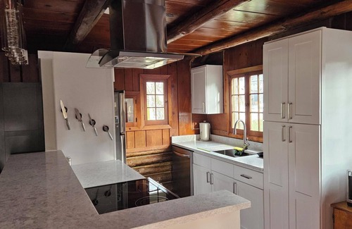 Camano Island Cabina | Cozy cabin with AC & WiFi in charming Camano Island. Walk to beach.