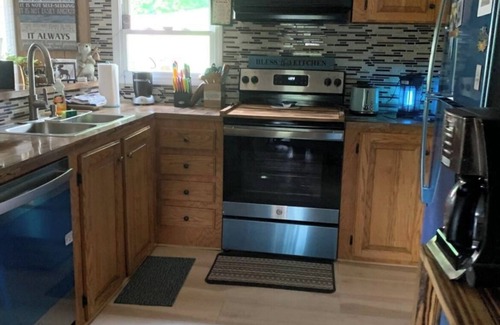 Roan Mountain Cabina | Cozy cabin with delightful mountain views.
