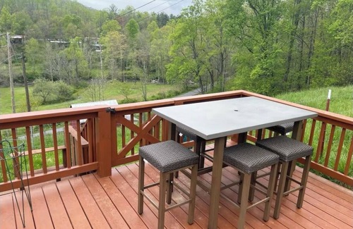 Roan Mountain Cabina | Cozy cabin with delightful mountain views.
