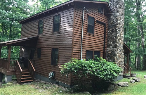 Elk Park Cabina | Cozy Cabin with Fireplace, 2 Bedrooms & 2 Queen Size Couch Beds!