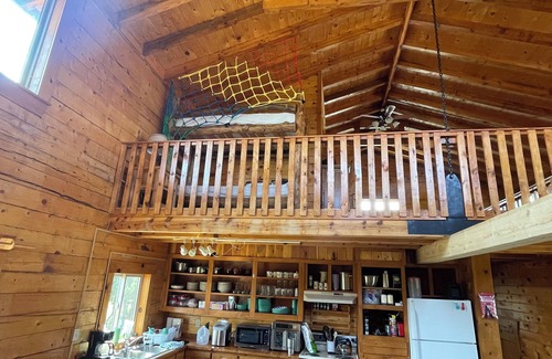 Gulnare Cabina | Cozy Cabin with Gorgeous Views - Sleeps 9 - on 35 Acres near Aguilar!