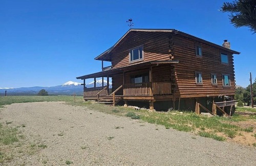 Gulnare Cabina | Cozy Cabin with Gorgeous Views - Sleeps 9 - on 35 Acres near Aguilar!