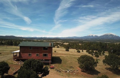 Gulnare Cabina | Cozy Cabin with Gorgeous Views - Sleeps 9 - on 35 Acres near Aguilar!