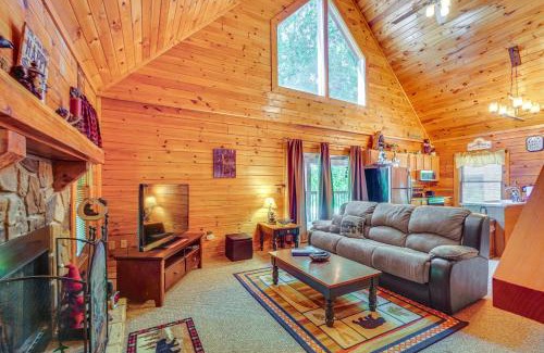 Sevierville Casa | Cozy Cabin with Hot Tub Less Than Half-Mi to Douglas Lake!
