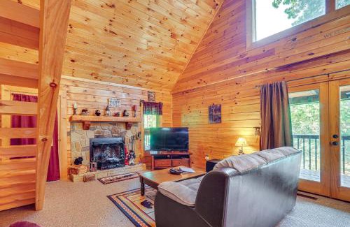 Sevierville Casa | Cozy Cabin with Hot Tub Less Than Half-Mi to Douglas Lake!