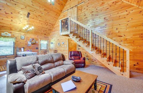 Sevierville Casa | Cozy Cabin with Hot Tub Less Than Half-Mi to Douglas Lake!