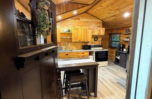 Centerville Cabina | Cozy Cabin With Hot Tub Country Setting