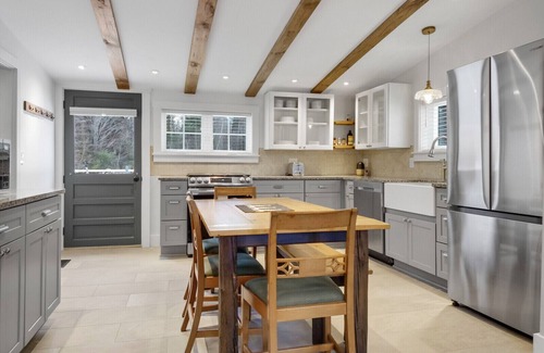 Kingfield Cabaña | Cozy Cabin with Modern Amenities. Pet Friendly! Hot Tub!