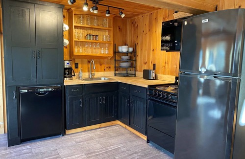 Franklin County Cabina | Cozy Cabin with Mountain Views! 1 mi to Flaggstaff Lake! Hike, boat & swim!