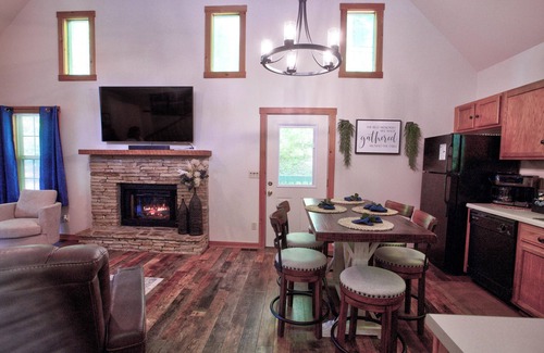 Townsend Cabina | Cozy cabin with mtn view and an awesome media room in charming Townsend.