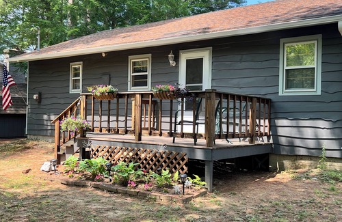 Lake Luzerne Cabina | Cozy Cabin with private river access, 20 minutes from Lake George & Saratoga NY.