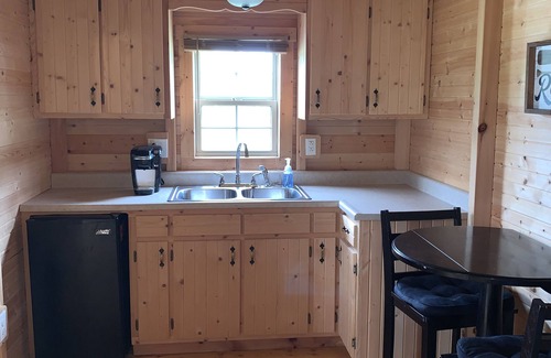 Albany Casa | Cozy Cabin with private back yard, located 5 min away from Dale Hollow Lake