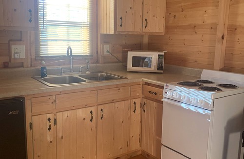 Albany Casa | Cozy Cabin with private back yard, located 5 min away from Dale Hollow Lake