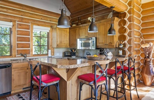 Victor Cabina | 4BR Mountain Log Home cerca de las comodidades del complejo, campo de golf y estanques de pesca