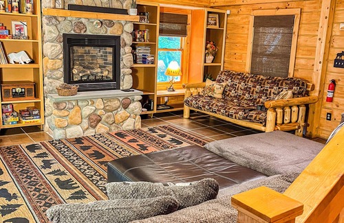 Laconia Cabina | Cozy cabin with sauna, minutes from Weirs Beach.