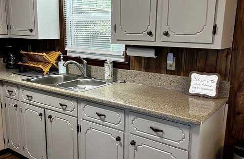 Downsville Cabina | Cozy Cabin with Screened Porch and Fishing Dock on Lake D'Arbonne