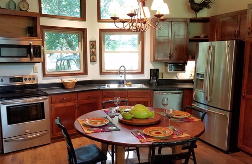 Reed Creek Cabina | Cozy Cabin with Slip Dock on Lake Hartwell