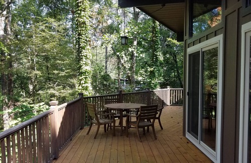 Reed Creek Cabina | Cozy Cabin with Slip Dock on Lake Hartwell