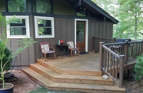 Reed Creek Cabina | Cozy Cabin with Slip Dock on Lake Hartwell