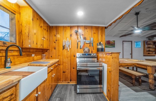 Warner Springs Cabina | Cozy cabin with historic charm and large fireplace