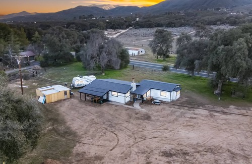 Warner Springs Cabina | Cozy cabin with historic charm and large fireplace