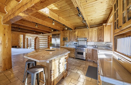 Ogden Cabina | Cozy Cabin with Views, Four King Beds & Hot Tub!