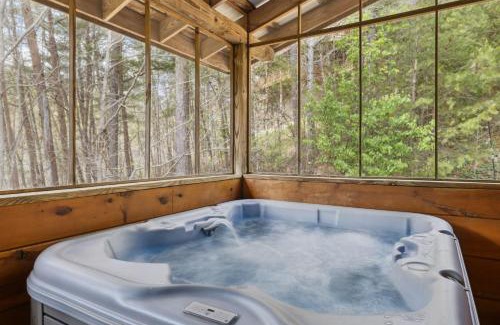 Gatlinburg - Pigeon Forge Casa | Cozy Cabin with views, hot tub, fishing pond, and game room