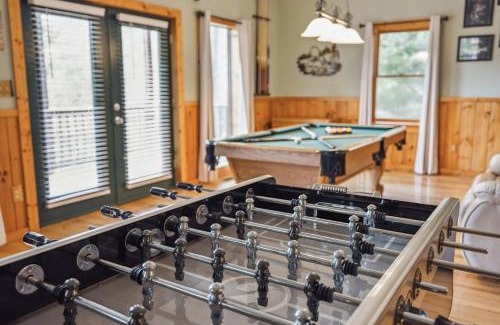 Gatlinburg - Pigeon Forge Casa | Cozy Cabin with views, hot tub, fishing pond, and game room