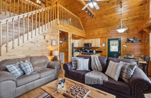 Gatlinburg - Pigeon Forge Casa | Cozy Cabin with views, hot tub, fishing pond, and game room