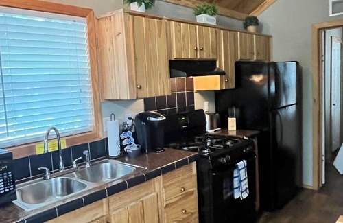 La Hacienda Estates Cabina | Cozy cabin with WiFi, fitness room in cool Austin