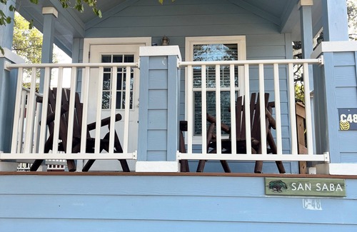 La Hacienda Estates Cabina | Cozy cabin with WiFi, fitness room in cool Austin