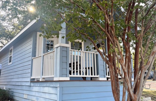 La Hacienda Estates Cabina | Cozy cabin with WiFi, fitness room in cool Austin