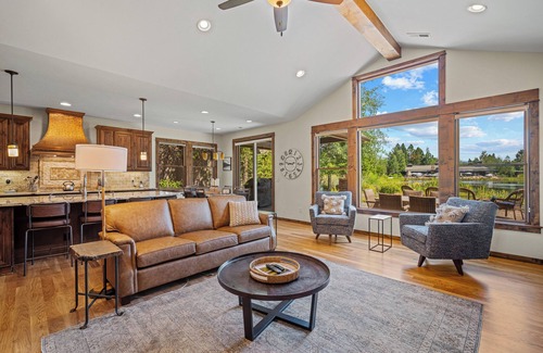 Sunriver Cabina | Cozy Caldera Cabin with Hot Tub, Lake Views & Pet Friendly