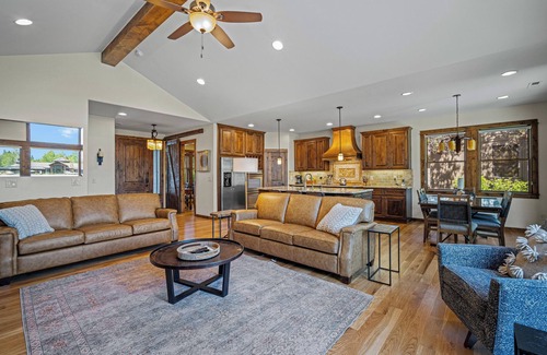 Sunriver Cabina | Cozy Caldera Cabin with Hot Tub, Lake Views & Pet Friendly