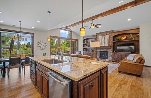 Sunriver Cabina | Cozy Caldera Cabin with Hot Tub, Lake Views & Pet Friendly