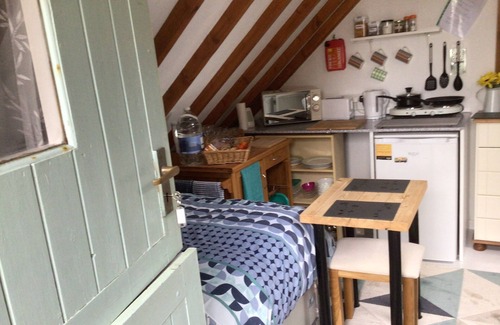 Camborne Apartamento | Cozy Camborne Studio Retreat with two single beds