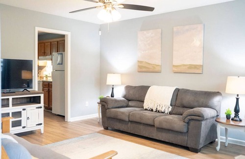 Auburn Apartamento | Cozy Camelia A - Comfortable Economy Stay