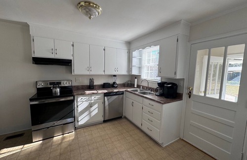 Midtown Cabaña | Cozy Camellia Cottage blocks from Downtown Augusta and Augusta National Golf