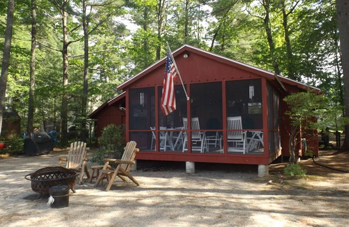 Raymond Cabaña | Cozy camp with large sandy beach and excellent views of Little Sebago.