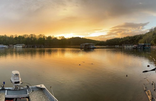 Speedwell Alquiler De RV | Cozy camper 20 feet from Norris lake