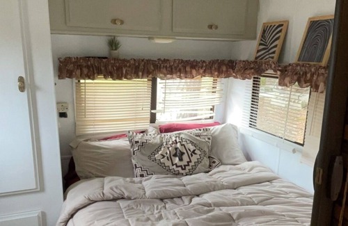 Speedwell Alquiler De RV | Cozy camper 20 feet from Norris lake