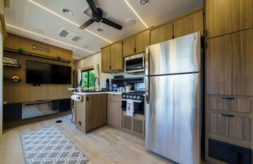 Cuba Casa | Cozy Camper Getaway 4 minutes to WEC!