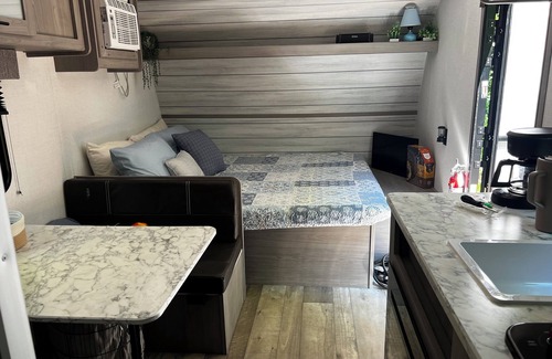 Whittier Alquiler De RV | Cozy Camper in Charming Whittier with Heat & AC