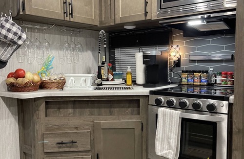 Seneca Alquiler De RV | Cozy camper in Clemson Hills. 5 minutes from Clemson University. Pet friendly!