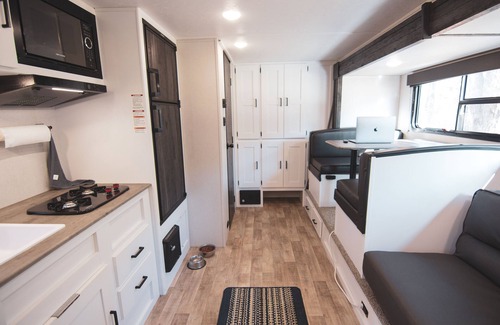Midtown Casa | Cozy Camper in Midtown Houston Downtown Unique Stay Tesla Rental w/ fees