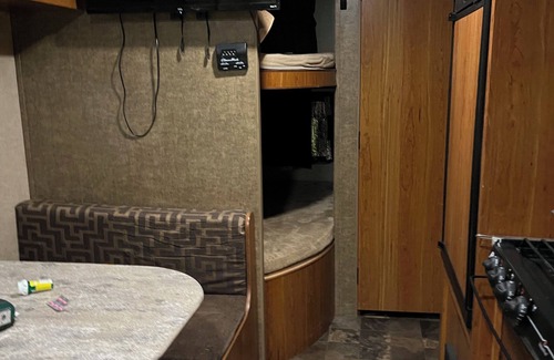 Mitchell Alquiler De RV | Cozy campground in serene Mitchell with WiFi, AC
